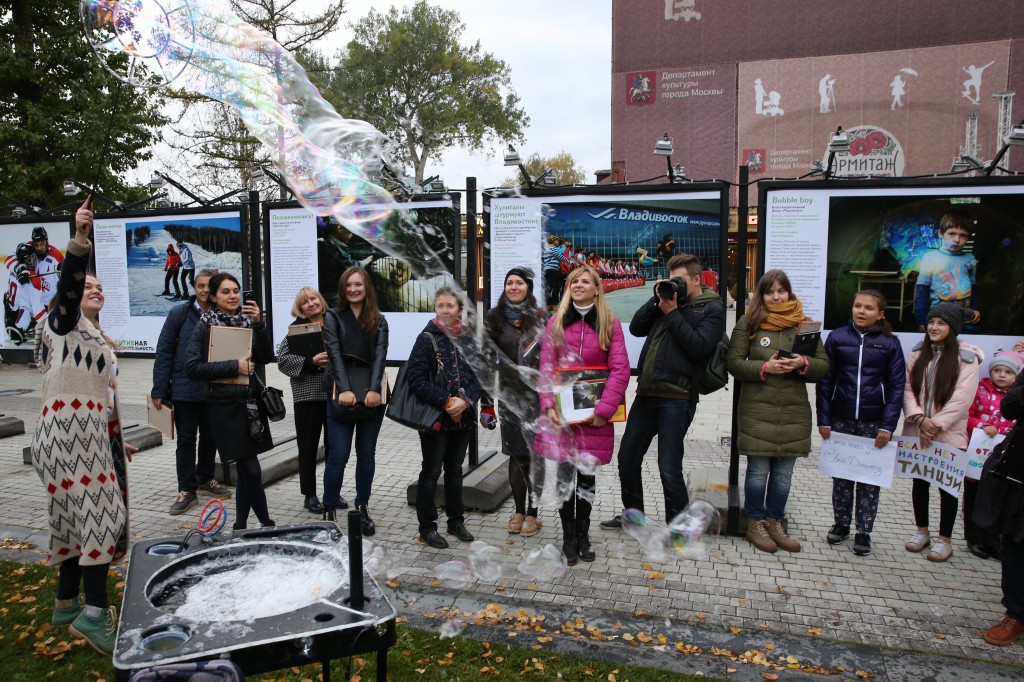 В Саду «Эрмитаж» открылась пятая выставка фотоисторий «ОБЪЕКТИВная благотворительность»