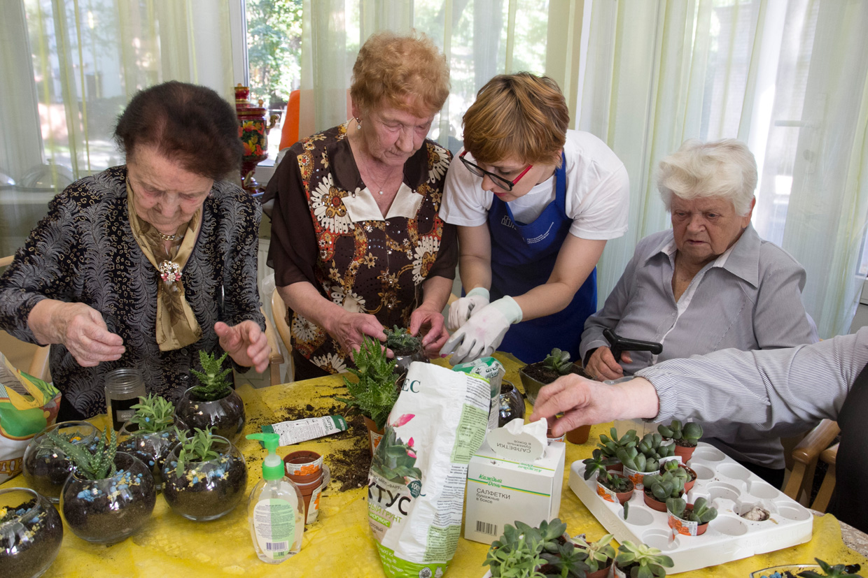 Волонтеры «Газпром нефти» организовали осенний праздник для ветеранов