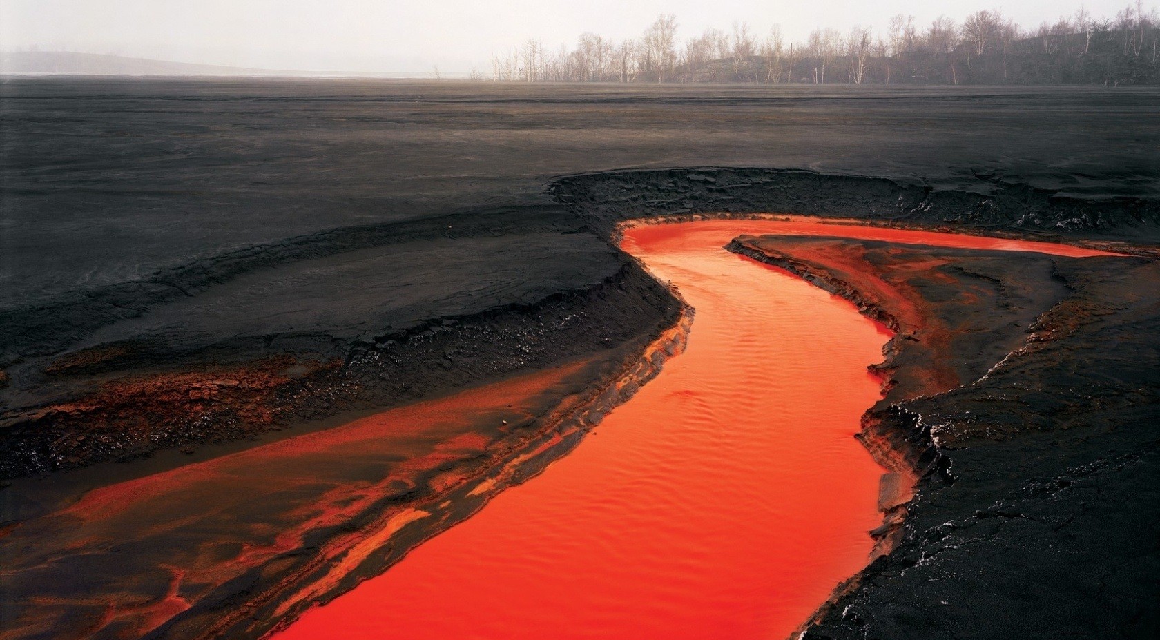 "Норильский никель" признал причастность к окрашиванию реки Далдыкан в красный цвет