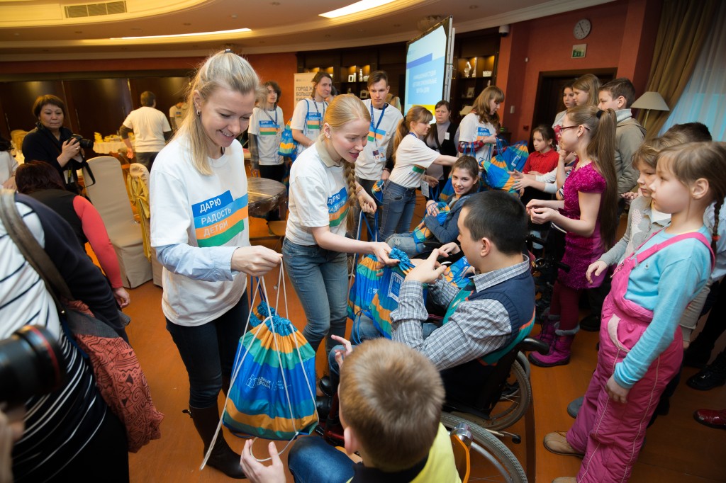 Вышел в свет сборник кейсов волонтерских проектов «Газпром нефти» «Личный вклад волонтеров: от идеи до воплощения» 