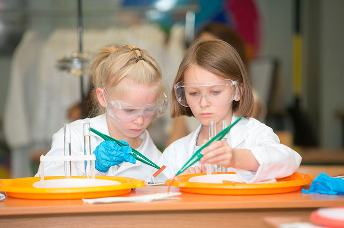 «Мир Исследователей Henkel» открывает набор: уроки для детей об удивительной природе науки 