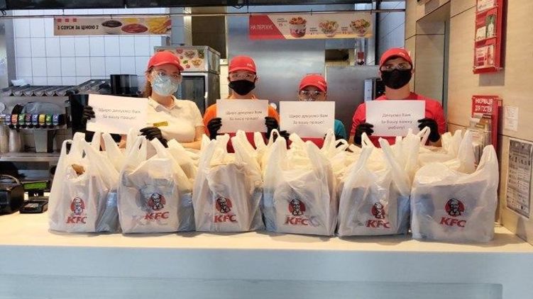Тем, кто спасает жизни: KFC передал 3 тонны продуктов московским врачам
